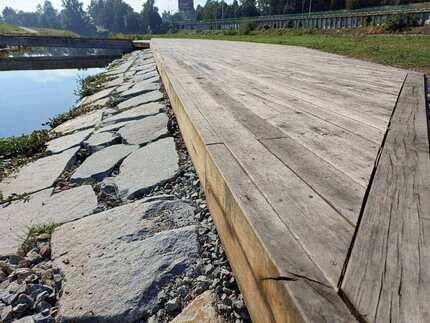 Detail konstrukce paluby z impregnovaných zahradních pražců, formát 15x26 cm, Sluneční ostrov v Českých Budějovicích. Pražce jsou ošetřeny Profi impregnací. Detail konstrukce paluby z impregnovaných zahradních pražců, formát 15x26 cm, Sluneční ostrov v Českých Budějovicích. Pražce jsou ošetřeny Profi impregnací.