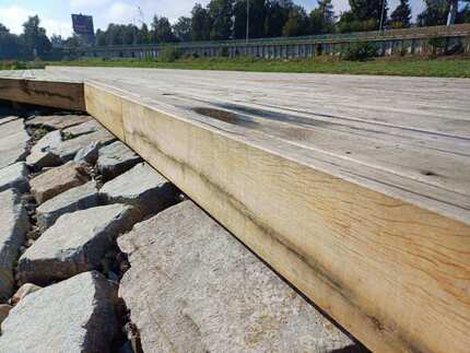 Konstrukce paluby z impregnovaných zahradních pražců, formát 15x26 cm, Sluneční ostrov v Českých Budějovicích. Pražce jsou ošetřeny Profi impregnací.
Konstrukce paluby z impregnovaných zahradních pražců, formát 15x26 cm, Sluneční ostrov v Českých Budějovicích. Pražce jsou ošetřeny Profi impregnací.