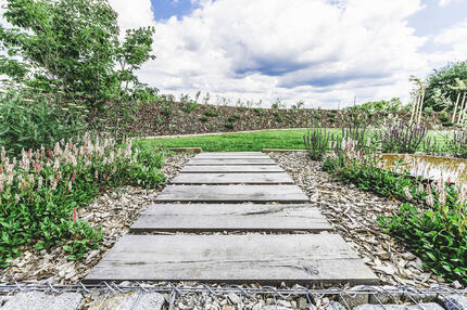 Využití pražců v zahradě je velmi univerzální, vhodné jsou např. jako chodník. Využití pražců v zahradě je velmi univerzální, vhodné jsou např. jako chodník.