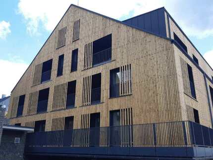 Fasáda apartmánového komplexu obložena hoblovanými prkny z borovice, která jsou ošetřena technologií vakuově-tlakové impregnace (Profi impregnace) Fasáda apartmánového komplexu obložena hoblovanými prkny z borovice, která jsou ošetřena technologií vakuově-tlakové impregnace (Profi impregnace)