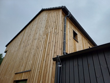 Detail fasády obložené hoblovanými prkny z borovice a ošetřenými technologií vakuově-tlakové impregnace (Profi impregnace) - stav cca po roce od realizace, zakázková výroba Impregnace Soběslav Detail fasády obložené hoblovanými prkny z borovice a ošetřenými technologií vakuově-tlakové impregnace (Profi impregnace) - stav cca po roce od realizace, zakázková výroba Impregnace Soběslav