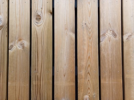 Detail povrchu hoblovaných prken ošetřených vakuově-tlakovou impregnací (Profi impregnace) na fasádě rodinného domů zhruba rok po dokončení stavby. Zakázková výroba Impregnace Soběslav Detail povrchu hoblovaných prken ošetřených vakuově-tlakovou impregnací (Profi impregnace) na fasádě rodinného domů zhruba rok po dokončení stavby. Zakázková výroba Impregnace Soběslav