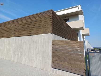 Projekt rezidenčního bydlení v Jihlavě - oplocení z terasových prken KI-Duo, zakázková výroba Impregnace Soběslav. Projekt rezidenčního bydlení v Jihlavě - oplocení z terasových prken KI-Duo, zakázková výroba Impregnace Soběslav.