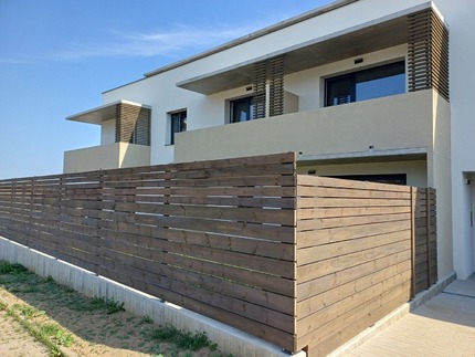 Detail dekorativních slunolamů balkónů z terasových prken KI Duo v šedé barvě, zakázková výroba Impregnace Soběslav. Detail dekorativních slunolamů balkónů z terasových prken KI Duo v šedé barvě, zakázková výroba Impregnace Soběslav.