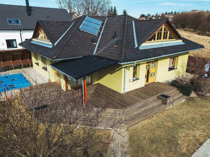 Letecký snímek ze stavby terasy z terasových prken KI Duo ošetřených Královskou impregnací u rodinného domu na Českobudějovicku. Letecký snímek ze stavby terasy z terasových prken KI Duo ošetřených Královskou impregnací u rodinného domu na Českobudějovicku.