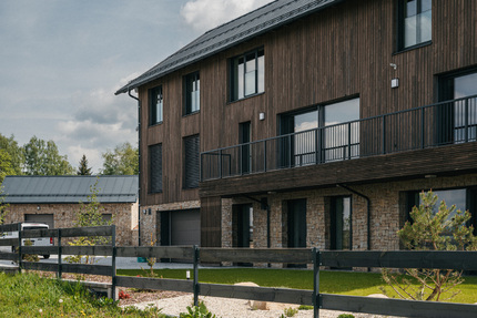 Designově výjimečný projekt apartmánového bydlení Chalet Kovářov má fasádu obloženou obkladem KI Trend v šedém odstínu, stejný odstín byl také zvolen pro obkladové hranoly KI, kterými jsou obloženy balkony. Designově výjimečný projekt apartmánového bydlení Chalet Kovářov má fasádu obloženou obkladem KI Trend v šedém odstínu, stejný odstín byl také zvolen pro obkladové hranoly KI, kterými jsou obloženy balkony.