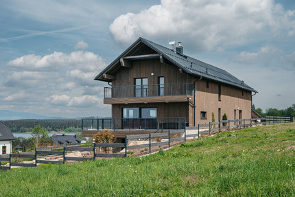 Kombinace fasádního obkladu KI Trend a obkladových hranolů KI v šedé barvě na fasádě projektu Chalet Kovářov. Zakázková výroba Impregnace Soběslav. Kombinace fasádního obkladu KI Trend a obkladových hranolů KI v šedé barvě na fasádě projektu Chalet Kovářov. Zakázková výroba Impregnace Soběslav.