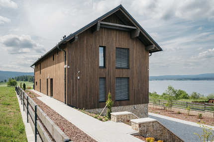 Apartmánový dům Chalet Kovářov u Lipna s obkladovými prkny KI Trend v šedém odstínu, zakázková výroba Impregnace Soběslav. Apartmánový dům Chalet Kovářov u Lipna s obkladovými prkny KI Trend v šedém odstínu, zakázková výroba Impregnace Soběslav.