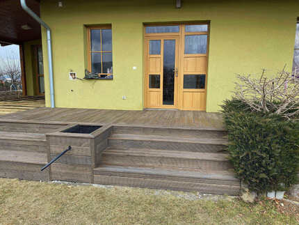 Detail povrchu nové terasy rodinného domu z prken KI Duo v šedém provedení, zakázková výroba Impregnace Soběslav a Dřevovýroba Václav Vaněk. Detail povrchu nové terasy rodinného domu z prken KI Duo v šedém provedení, zakázková výroba Impregnace Soběslav a Dřevovýroba Václav Vaněk.