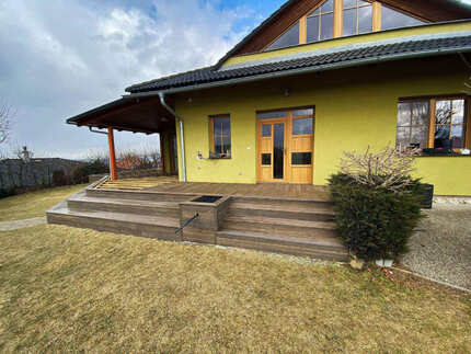 Nový povrch terasy rodinného domu z terasových prken KI Duo. Technologie olejové impregnace (Královská impregnace) poskytuje dřevu v exteriéru dokonalou ochranu. Nový povrch terasy rodinného domu z terasových prken KI Duo. Technologie olejové impregnace (Královská impregnace) poskytuje dřevu v exteriéru dokonalou ochranu.