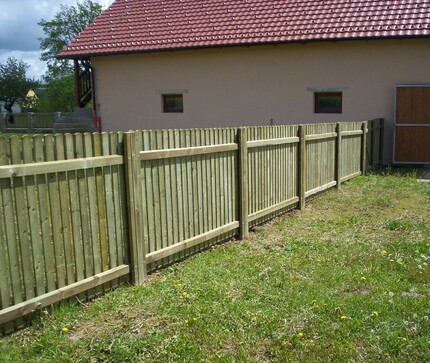 Plot u zahrady rodinného domu z hoblovaných prken ošetřených vakuově-tlakovou impregnací (Profi impregnace). Plot u zahrady rodinného domu z hoblovaných prken ošetřených vakuově-tlakovou impregnací (Profi impregnace).
