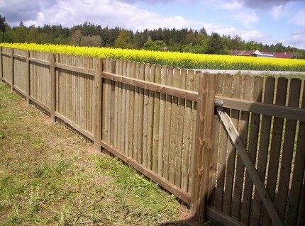 Detail plotu z hoblovaných prken z borovice s obloučkovým čelem, prkna jsou ošetřena vakuově-tlakovou impregnací (Profi impregnace). Detail plotu z hoblovaných prken z borovice s obloučkovým čelem, prkna jsou ošetřena vakuově-tlakovou impregnací (Profi impregnace).