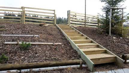 Dřevěné schody z hoblovaných fošen a prken ošetřených vakuově-tlakovou impregnací (Profi impregnace), zakázková výroba Impregnace Soběslav Dřevěné schody z hoblovaných fošen a prken ošetřených vakuově-tlakovou impregnací (Profi impregnace), zakázková výroba Impregnace Soběslav