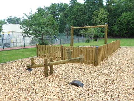 Plot dětského hřiště s hoblovaných plotových prken z borovice ošetřených Profi impregnací (vakuově-tlaková impregnace). Plot dětského hřiště s hoblovaných plotových prken z borovice ošetřených Profi impregnací (vakuově-tlaková impregnace).