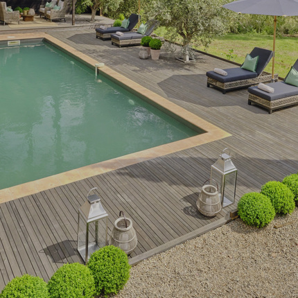 Díky olejové impregnaci terasová prkna KI Duo nabízejí nádherný přírodní vzhled a mimořádnou životnost dřeva v exteriéru. Díky olejové impregnaci terasová prkna KI Duo nabízejí nádherný přírodní vzhled a mimořádnou životnost dřeva v exteriéru.