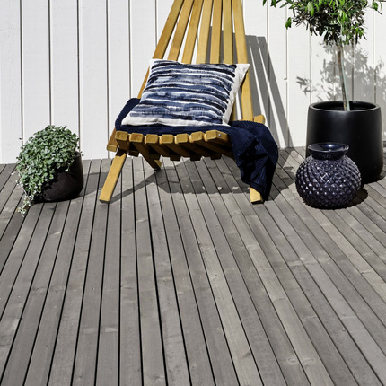 Detail terasových prken KI Duo v šedé barvě. Technologie olejové impregnace (Královská impregnace) nabízí nejen nádherné přírodní barvy, ale také dokonale chrání dřevo v exteriéru. Detail terasových prken KI Duo v šedé barvě. Technologie olejové impregnace (Královská impregnace) nabízí nejen nádherné přírodní barvy, ale také dokonale chrání dřevo v exteriéru.