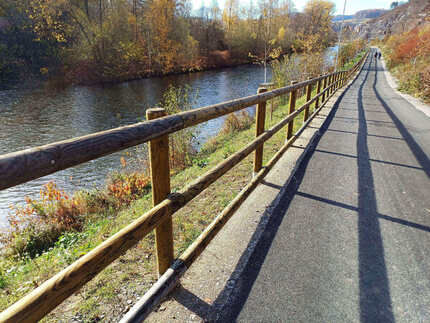 Zábradlí z impregnovaných palisád a impregnovaných sloupků na nové cyklostezce v Českém Krumlově. Profi impregnace poskytuje dlouhodobou ochranu proti dřevokaznému hmyzu, houbám i plísním. Zábradlí z impregnovaných palisád a impregnovaných sloupků na nové cyklostezce v Českém Krumlově. Profi impregnace poskytuje dlouhodobou ochranu proti dřevokaznému hmyzu, houbám i plísním.