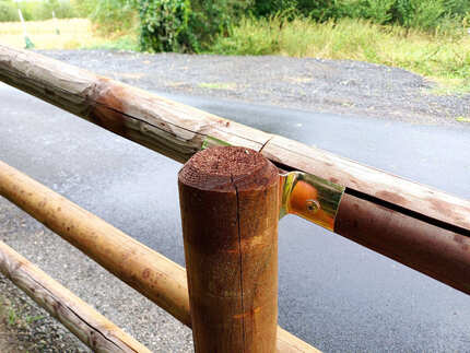 Detail zábradlí z impregnovaných palisád a impregnovaných sloupků na nové cyklostezce ve Veselí nad Lužnicí. Zakázková výroba Impregnace Soběslav. Detail zábradlí z impregnovaných palisád a impregnovaných sloupků na nové cyklostezce ve Veselí nad Lužnicí. Zakázková výroba Impregnace Soběslav.