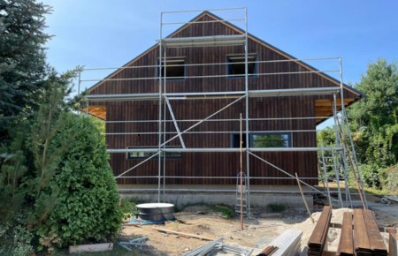 Jihočeský truhlář zvolil pro svůj dům unikátní dřevěnou fasádu s dlouhou životností