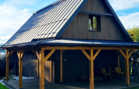 Královská impregnace v praxi: dřevěná fasáda a terasa zdobí chatu u Lipna