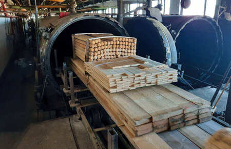 Krok za krokem: Jak probíhá profesionální vakuově-tlaková impregnace dřev