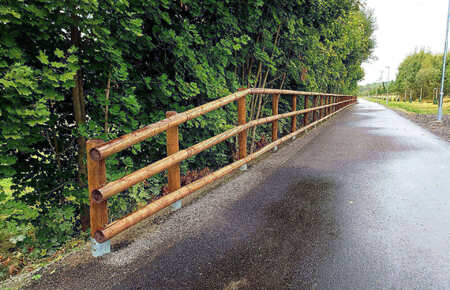 Realizace dřevěného zábradlí nové cyklostezky ve Veselí nad Lužnicí