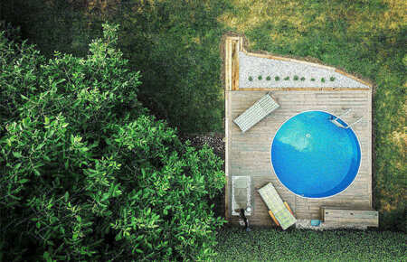 Terasa kolem nadzemního bazénu – realizace u rodinného domu