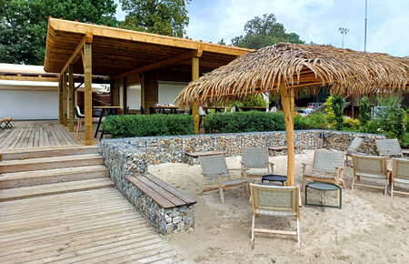 Venkovní relaxační zóna v Hluboké nad Vltavou - komplexní dodávka dřevěných prvků